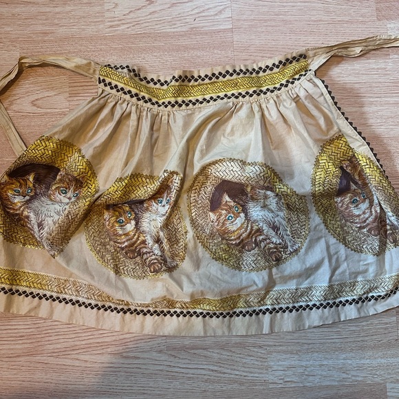 Cream‎ and White Smocked Bubble Apron Jeweled Eyes - Picture 5 of 5